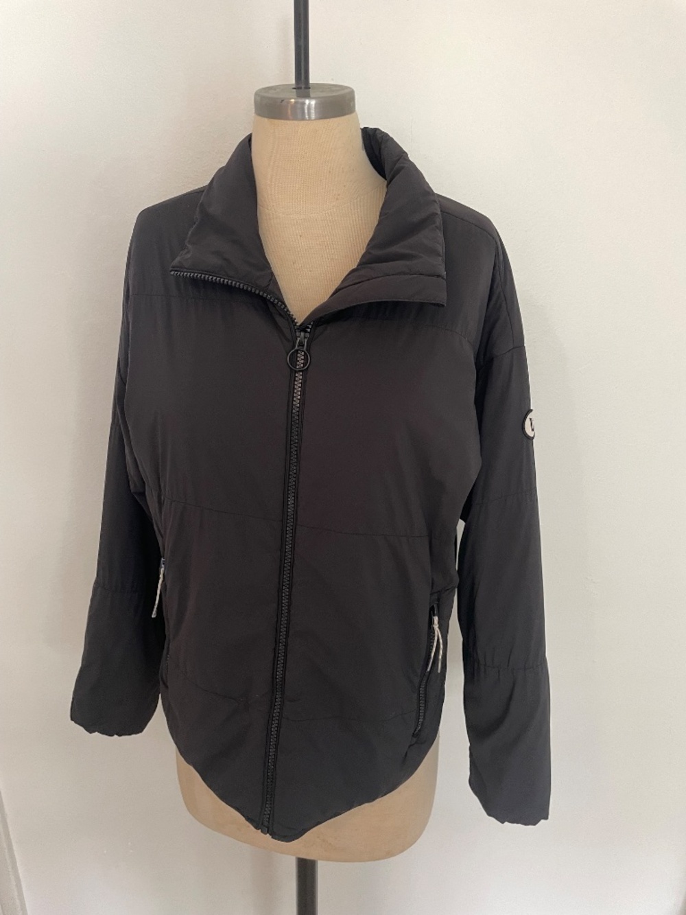 Vuori Canyon Insulated Jacket Women’s Small Black Lightweight Puff Coat Full Zip - Picture 4 of 9